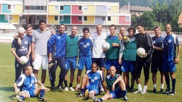 הפועל פ"ת במחנה אימונים לקראת פתיחת עונת 2004/05. שחקנים בשורה העליונה - אדורם קייסי, רפי כהן, קלמי סבן, אבי יחיאל, יוסי שבחון, מנור חסן, קובי שאלו, מריו בארישיץ'. למטה - יפתח הררי, עמית צלאח, עומר בוקסנבוים