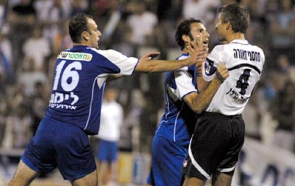 אבי יחיאל ומוראד מגמאדוב עצבניים, איליה יבוריאן לוקח על עצמו את תפקיד המרגיע הלאומי.