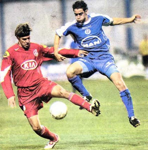 2004/05 - מחזור 16 - הפועל באר-שבע (1:4) - שלומי ארבייטמן מנסה לגנוב את הכדור.