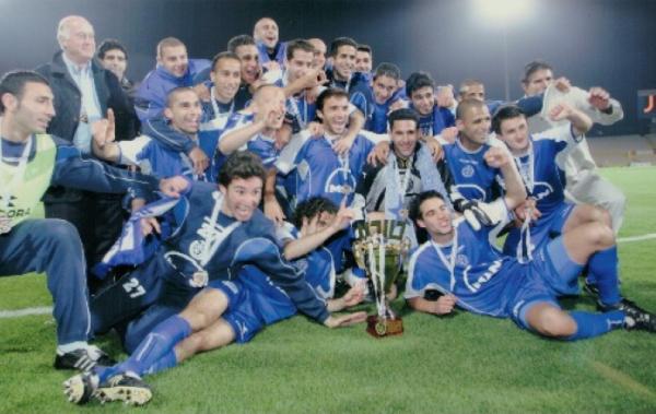 שחקני הפועל פ"ת עם גביע הטוטו לעונת 2004/05