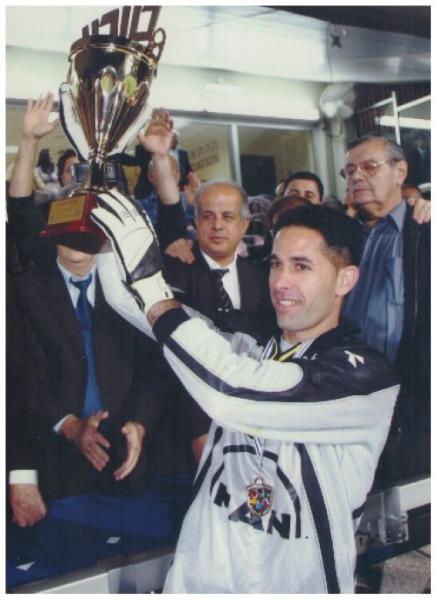 רפי כהן מניף גביע הטוטו