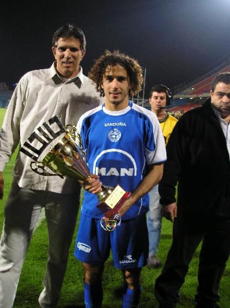 2004/05 - טוטו - גמר - מ.ס אשדוד (3:3) - קלמי סבן בתמונה שיכלה להראות טוב יותר בלי המילה "טוטו" בראש הגביע.