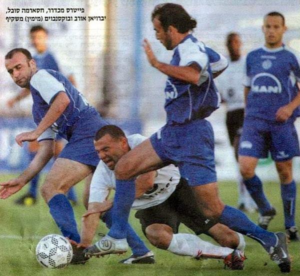 2004/05 - מחזור 31 - הפועל חיפה (0:1) - פאביו אריאל פייטרס עם הכדור, איליה יבוריאן משמאל, סאלח חסארמה בדרך לדשא