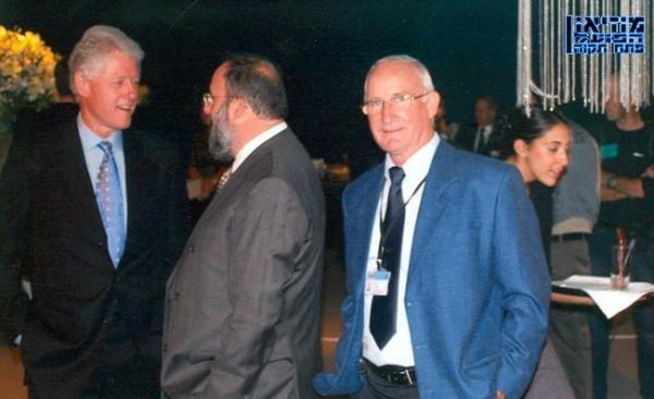 2005 - משמאל ביל קלינטון, נשיא ארצות-הברית לשעבר, מימין מיקי שינפלד, שוער הפועל פתח-תקוה לשעבר.