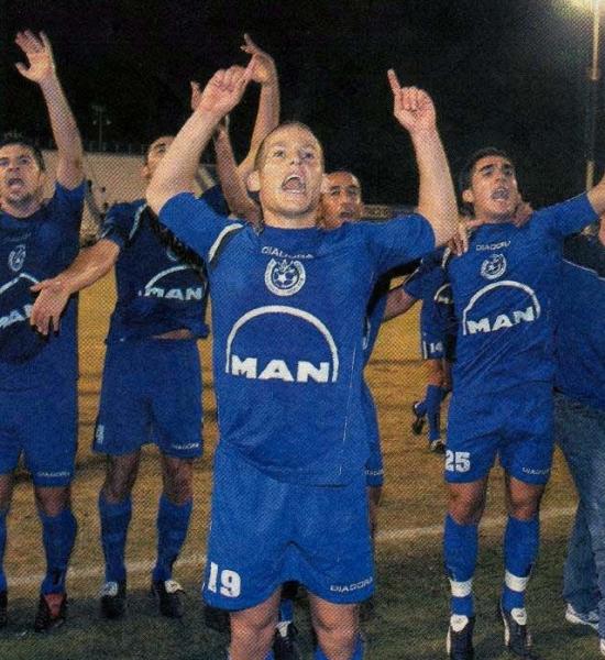 2005/06 - מחזור 9 - מכבי פתח-תקוה (1:2) - שחקני הפועל פ"ת חוגגים עם הקהל בסיום הניצחון בדרבי. עומר בוקסנבוים מוביל מקדימה, עידן סרור מימין, אנג'לו אליסטר משמאל
