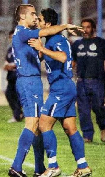 2005/06 - מחזור 12 - הפועל כפר-סבא (1:2) - זאב חיימוביץ' (משמאל) בא לברך את אלנתן סלמי אחרי השער המהיר שכבש.