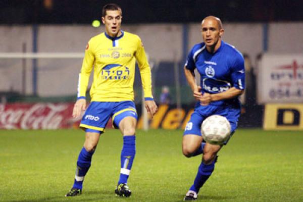 2005/06 - מחזור 17 - מכבי תל-אביב (2:2) - אורי אוזן. כרטיס אדום בהופעת הבכורה.