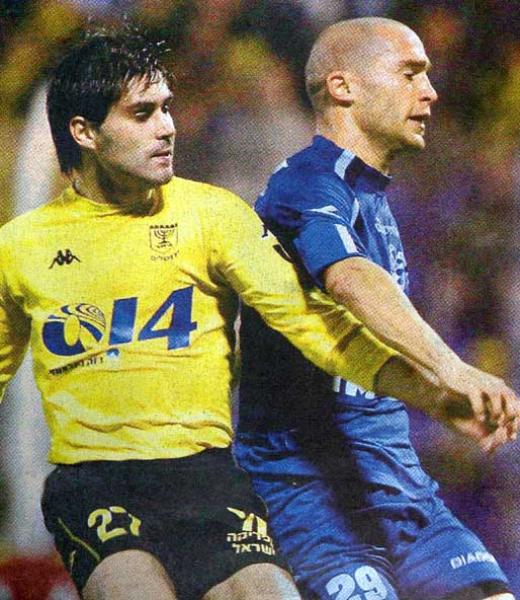 2005/06 - מחזור 21 - בית"ר ירושלים (3:0) - אורי אוזן מנסה לשמור על דויד אגנסו.