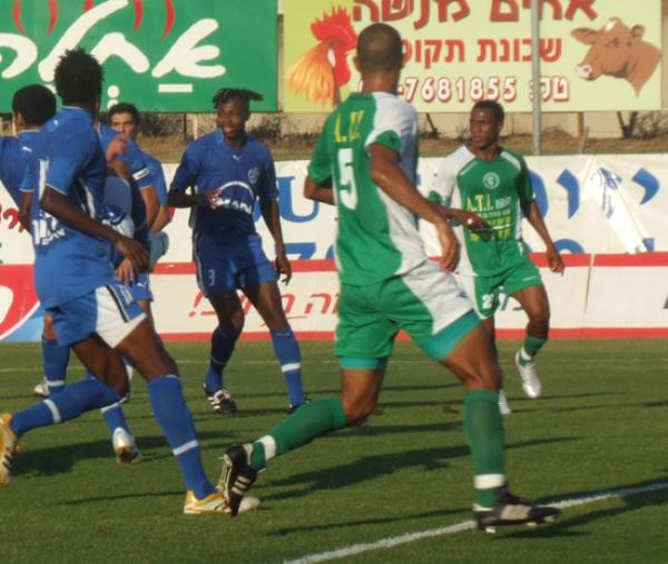 לאזו דובה ועוד כמה שחקנים. ברקע: פרה ותרנגול. (תצלום: סיון פרץ, הלב הירוק).