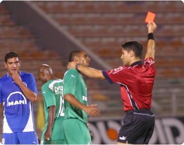 2006/07 - טוטו - מחזור 4 - מכבי חיפה (3:0) - מנשה משיח מרחיק את אלן מסודי, מוחמד ג'בארין, בהופעתו היחידה במדי הקבוצה, צופה בעניין. צילום - הרצל שפירא
