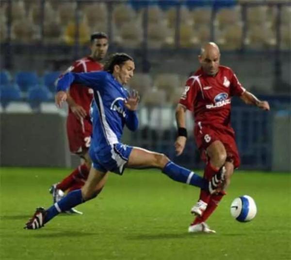 2006/07 - מחזור 17 - הפועל תל-אביב (2:0) - מיכאל מרסיגליה מנסה לבלום את יוסי אבוקסיס