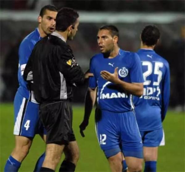 2006/07 - מחזור 17 - הפועל תל-אביב (2:0) - שי שטרית מרחיק את הרצל לוי. צילום: ברני ארדוב, וואלה