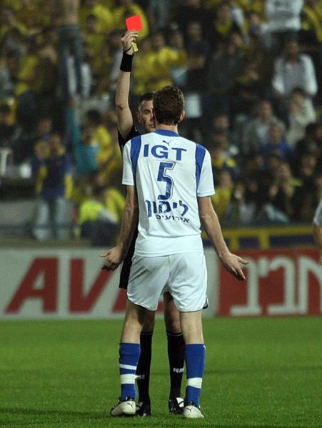 2006/07 - מחזור 22 - מכבי תל-אביב (1:0) - השופט חיים יעקב שולף כרטיס אדום לעבר מעוז סמיה. צילום - עמי שומן, וואלה