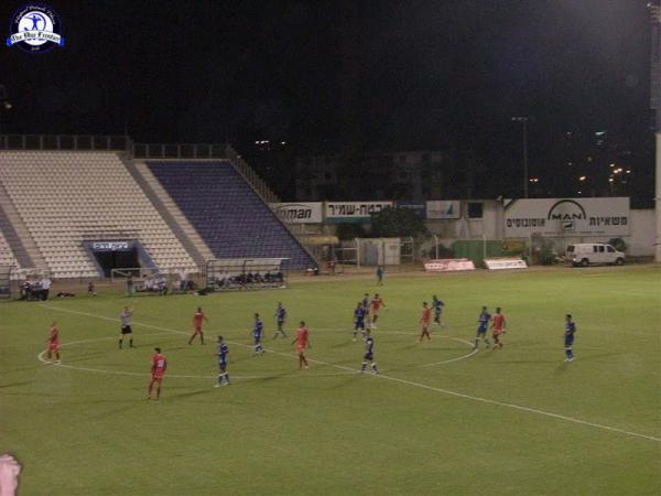 שחקני הפועל פתח תקוה והפועל נצרת עילית באורווה