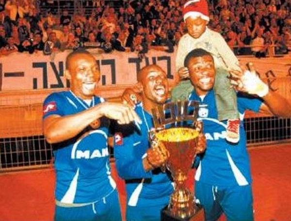 2007/08 - טוטו - גמר - הכח רמת-גן (0:2) - שחקני הפועל פ"ת פטי נימבה, איבוס יובלדיו ופפי קימוטו חוגגים עם גביע הטוטו של הלאומית לעונת 2007/08