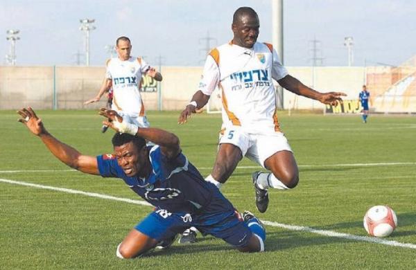 פטי נימבה על הדשא, ג'וזף הנדריקס מאחוריו