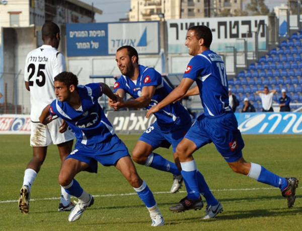 2007/08 - מחזור 31 - הכח רמת-גן (0:1) - שגיב כהן (מימין) וישראל זביטי מנסים לתפוס את כובש שער הניצחון, ארמון בן-נעים