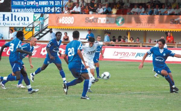2008/09 - מחזור 2 - מכבי נתניה (3:1) - שחקני הפועל פ"ת מקיפים את שלו מנשה. מימין: גל כהן, שגיב כהן, קוני ג'קריג'ה, אורי אוזן וסטיבן אופיי.