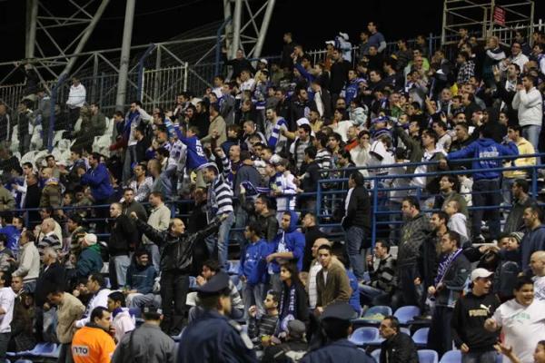 אוהדי הפועל פ"ת בשער 4 באורווה. צילום: אדריאן הרבשטיין, וואלה