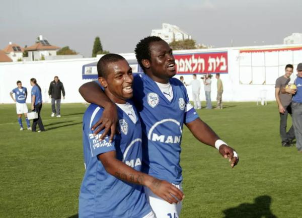 2008/09 - גביע - סיבוב ט' - בני לוד (0:1) - קוני ג'קריג'ה וחאיר סספדס חוגגים ניצחון בלוד (צילום: מתן להב, וואן)