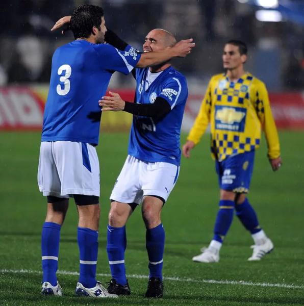 2008/09 - מחזור 20 - מכבי תל-אביב (1:2) - אורי אוזן ואיציק כהן, כובשי שני השערים, חוגגים את הניצחון