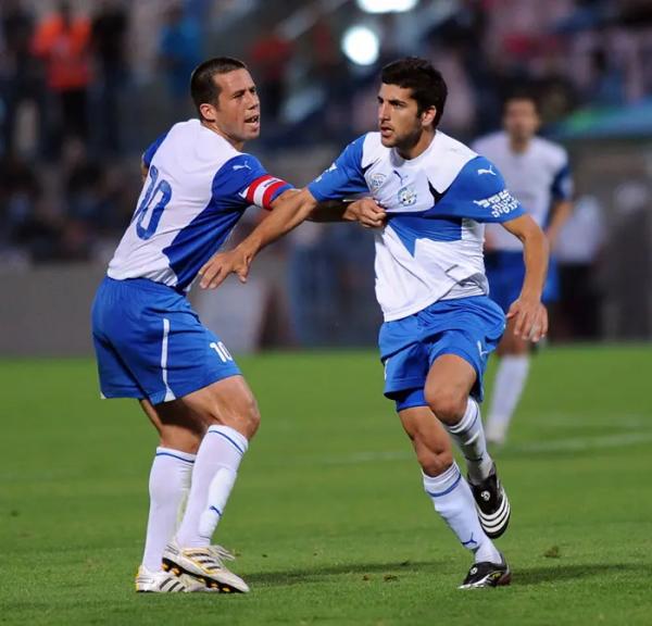 2008/09 - מחזור 30 - בני יהודה (2:1) - אבי ריקן ויוסי רוזן חוגגים את שער השיוויון הזמני של ריקן (צילום: ברני ארדוב, וואלה)