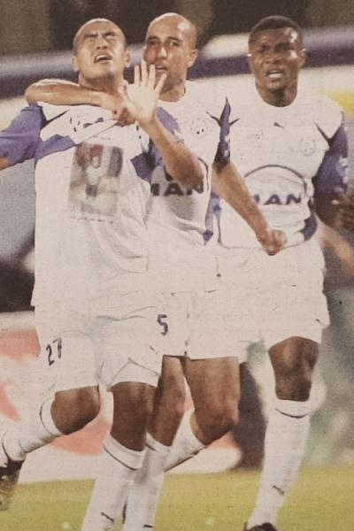 2008/09 - מחזור 31 - מכבי פתח-תקוה (0:2) - ג'וניור ויסה חוגג שער גדול בדרבי, אייל שן מחבק אותו, פטי נימבה מימין
