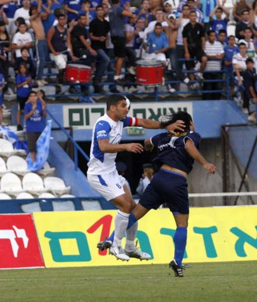 2008/09 - מחזור 31 - מכבי פתח-תקוה (0:2) - גל כהן1 בולם את ליאור אסולין (צילום: איתי חסיד, וואלה)