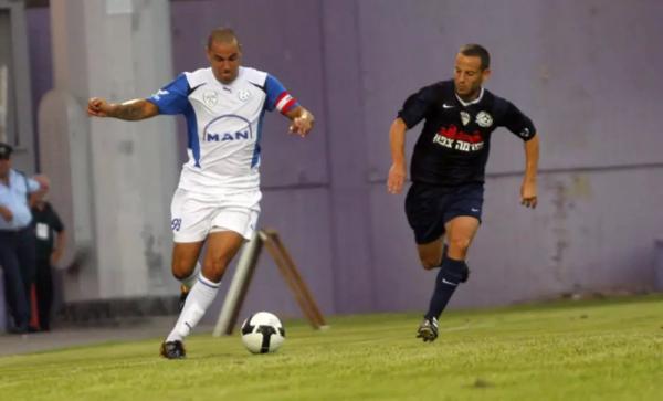 2009/10 - טוטו - מחזור 2 - מכבי פתח-תקוה (0:1) - אלי אברבנל עם הכדור, עומר בוקסנבוים לצידו. צילום: איתי חסיד, וואלה