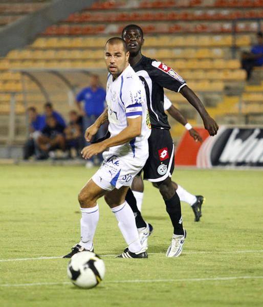2009/10 - טוטו - מחזור 6 - מכבי חיפה (3:1) - אלי אברבנל לפני סינטיהו סולליך. צולם ע"י יותם רונן, וואלה