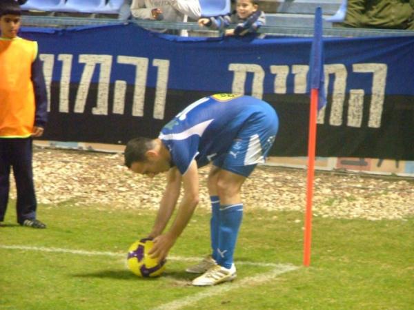 גיא צרפתי מחשב את הזווית המתאימה לכדור הקרן