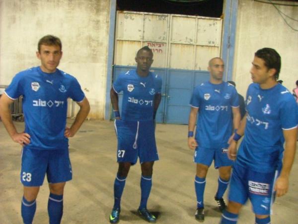 2009/10 - מחזור 19 - בית"ר ירושלים (0:0) - אלנתן סלמי (מימין) מעביר תדריך יציאה לג'ונתן אסוס, דניאל אדו ורבאז גוצירידזה