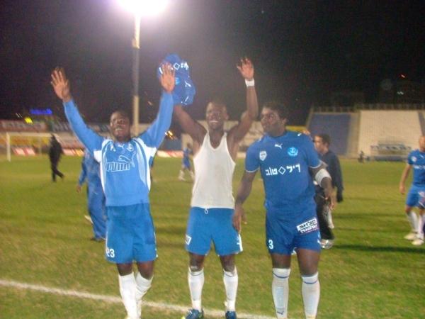2009/10 - גביע - סיבוב ט' - הפועל רעננה (1:1) - עמנואל מתיאס, דניאל אדו ואיברהים בסיט חוגגים את העלייה לשלב הבא ומעלים זכרונות מהניצחון הקודם בפנדלים, [a href="?ShowGame=581"]מול טירת הכרמל ב-1993/94[/a]