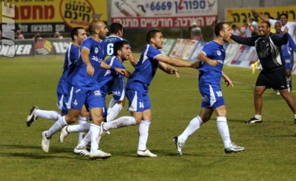 2009/10 - מחזור 25 - הפועל תל-אביב (1:1) - גיא צרפתי אחרי השער המדהים שכבש. רפי דהן, עידן סרור וג'ונתן אסוס בעקבותיו. התמונה סיקור המשחק בוואן.