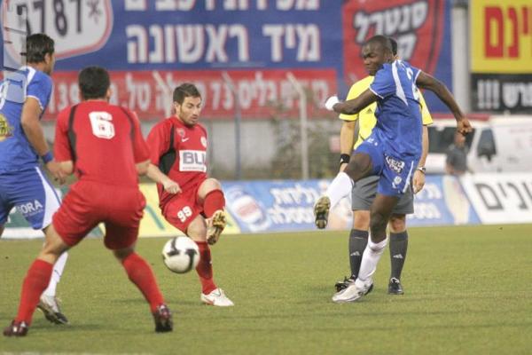 2009/10 - גביע - שמינית גמר - הפועל נצרת-עילית (0:0) - אוסמן באשירו (צילום - דרור עינב)