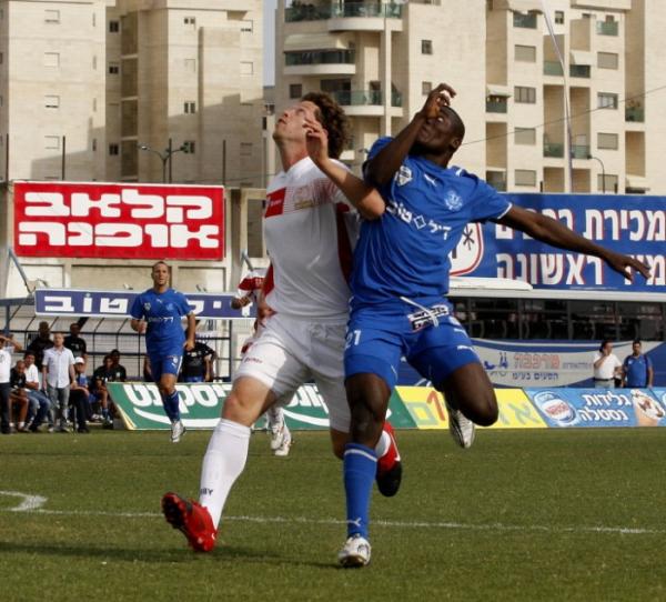2009/10 - מחזור 35 - הפועל רעננה (0:0) - אוסמן באשירו נאבק על הכדור, גיא צרפתי משקיף מאחור