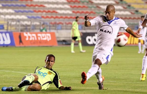 ג'וניור ויסה מול משה מישאלוב. צילום - קובי אליהו, וואלה