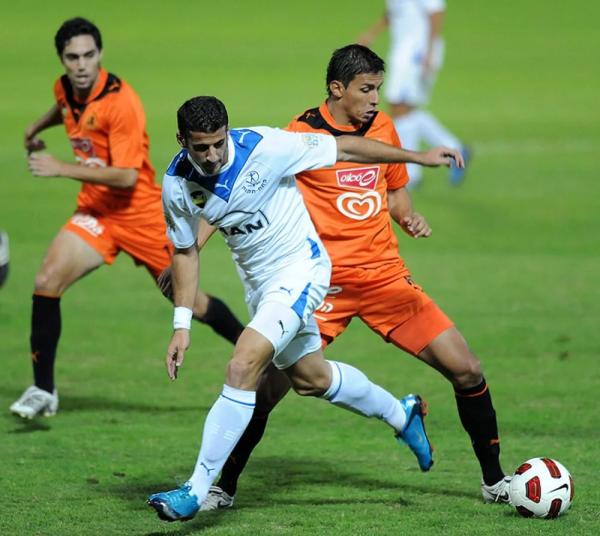 2010/11 - מחזור 12 - בני יהודה (2:0) - דודו ביטון לצד איבן גארידו מבני יהודה. צילום - ברני ארדוב, וואלה