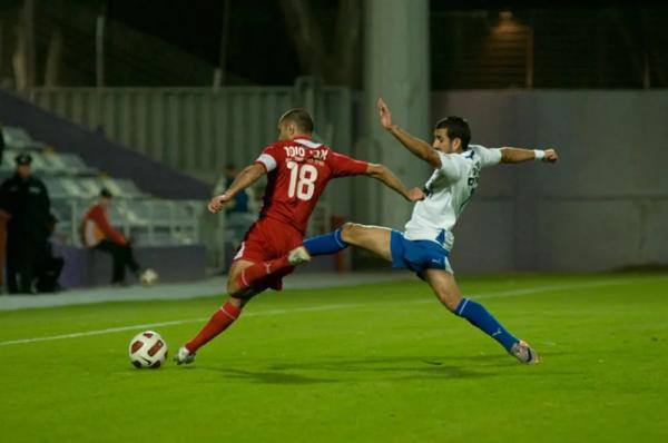 2010/11 - מחזור 14 - הפועל רמת-גן (1:1) - אלון תורג'מן מנסה לעצור את תמיר בן עמי מהפועל ר"ג. צילום - נמרוד סונדרס, וואלה