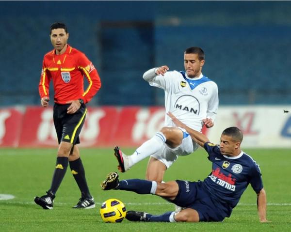 2010/11 - מחזור 21 - מכבי פתח-תקוה (2:3) - יוסי אופיר מתקל את גיא דיין. צילום - ברני ארדוב, וואלה