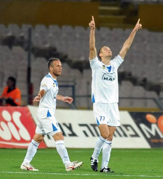 2010/11 - מחזור 21 - מכבי פתח-תקוה (2:3) - עידו אקסברד חוגג את שער השיוויון, יניב לוזון בא לברך. צילום - ברני ארדוב, וואלה