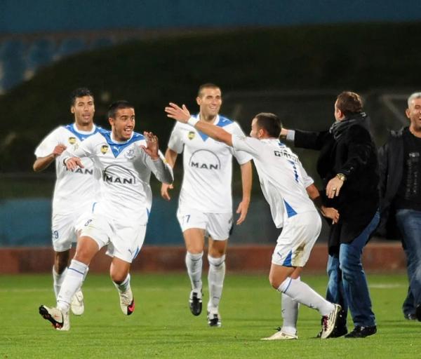 2010/11 - מחזור 21 - מכבי פתח-תקוה (2:3) - גיא דיין חוגג מהפך, מאחוריו עידו אקסברד (במרכז) וניהאל חטובה. צילום - ברני ארדוב, וואלה