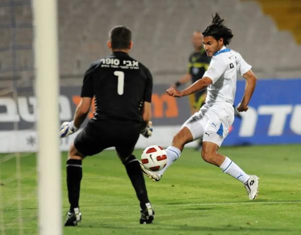 2010/11 - מחזור 29 - הפועל רמת-גן (0:2) - אוהד קדוסי בועט לשער ר"ג. צילום - ברני ארדוב, וואלה