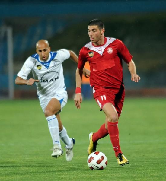 2010/11 - מחזור 29 - הפועל רמת-גן (0:2) - אייל שן בעקבות ציון צמח. צילום - ברני ארדוב, וואלה
