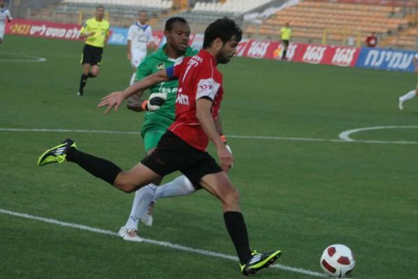 2010/11 - מחזור 30 - הפועל חיפה (3:2) - עדן בן בסט לפני אוסטין אג'ידה. צילום - אורי לנץ, וואלה