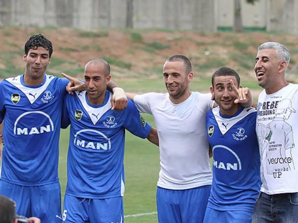 2010/11 - מבחן - משחק שני - הפועל כפר-סבא (0:1) - שחקני הפועל פ"ת חוגגים הישארות בליגה. מימין - חזי בבאי, רפי דהאן, יניב לוזון, אייל שן, ניהאל חוטבא. צילום: קובי אליהו, וואלה