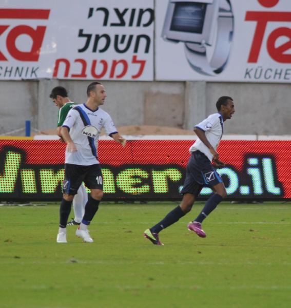 אפרים בוגלה חוגג שער שיוויון, גיא צרפתי משמאל