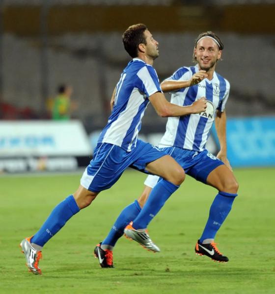 2011/12 - מחזור 6 - בית"ר ירושלים (1:2) - אור פישביין חוגג מהפך מהיר, פביאן סטולר לצידו. צילום - ברני ארדוב, וואלה