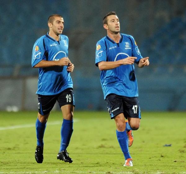 2011/12 - מחזור 11 - הפועל באר-שבע (0:2) - אור פישביין חוגג את השער השני במשחק, דור סעדון לצידו