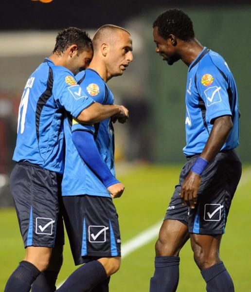2011/12 - מחזור 14 - בני סכנין (2:1) - יניב לוזון חוגג שער יתרון שלא הספיק. ארמון בן נעים מחבק אותו, דניאל אדו מגיע לברך